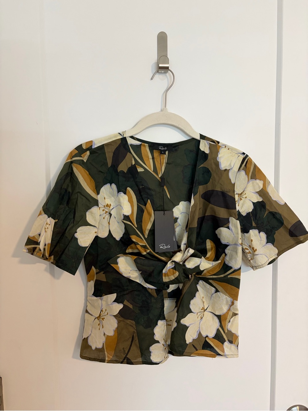 Green Floral Tie-Front Blouse - Cute opening showing mid-drift